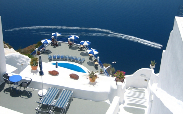 santorini-greece-photo-hotel-terasse-chaise-longue