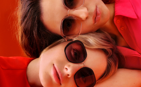 savoir lire les dimensions de mes lunettes de soleil deux femmes sur fond rouge