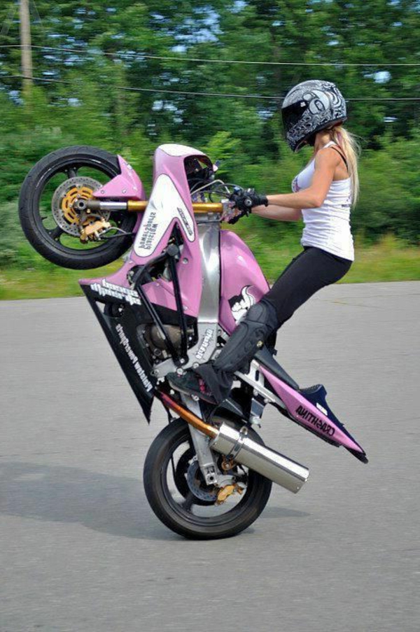 sécurité-sur-la-route-équipement-moto-femme-moto-rose