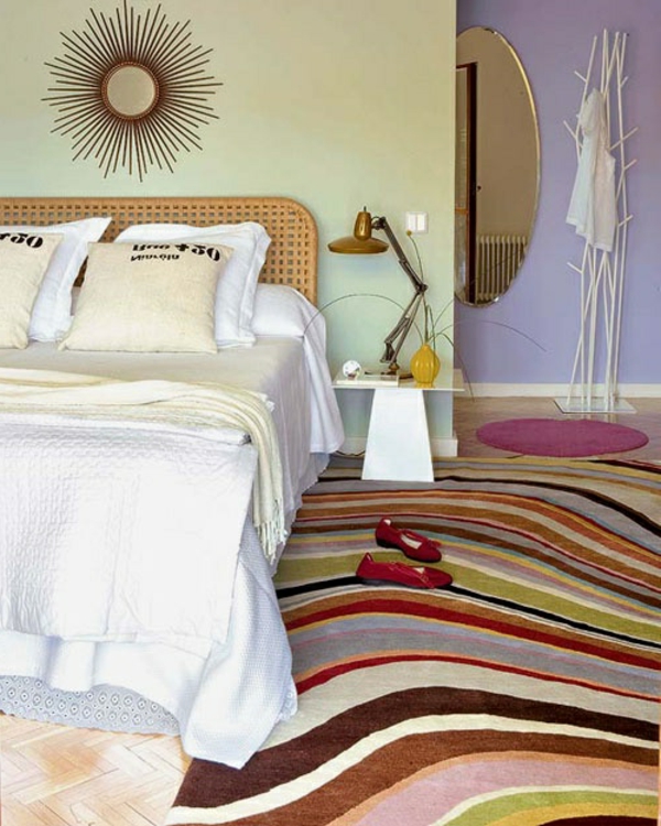 tapis-multicolore-dans-la-chambre-à-coucher