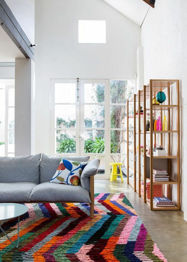 tapis-multicolore-et-étagère-minimaliste