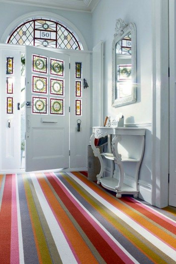 tapis-multicolore-rayures-colorées-sur-un-long-tapis-de-couloir