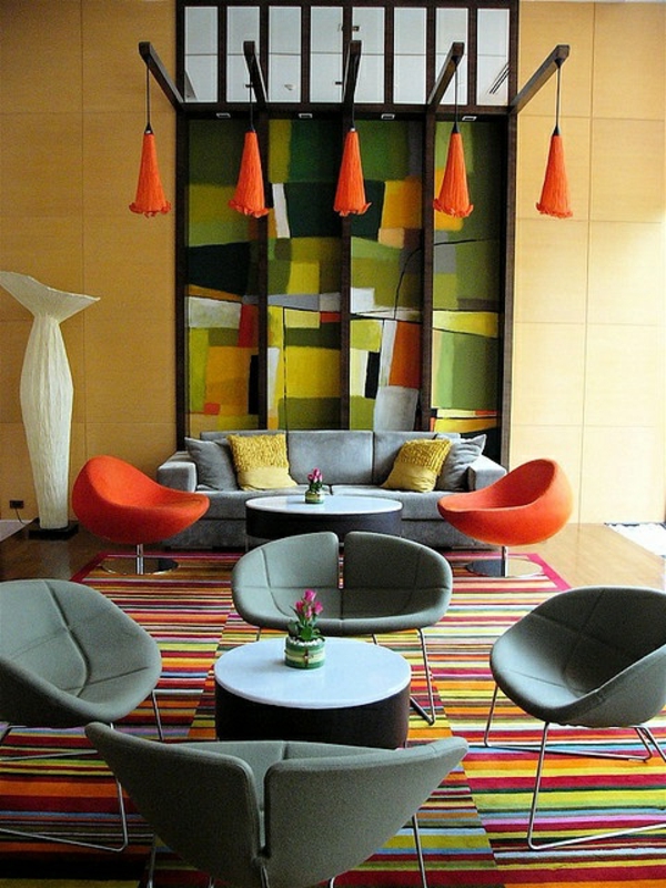 tapis-multicolore-un-tapis-rayures-chaises-modernes-et-déco-murale