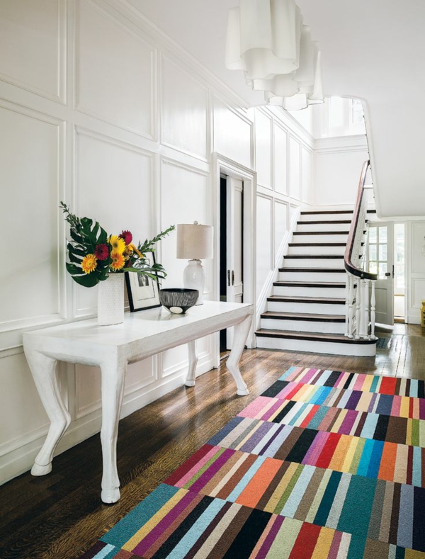 tapis-multicolore-une-maison-blanche-et-élégante