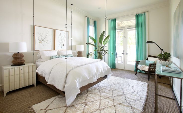 tapis-sisal-chambre-à-coucher-originale-rideaux-turquoises