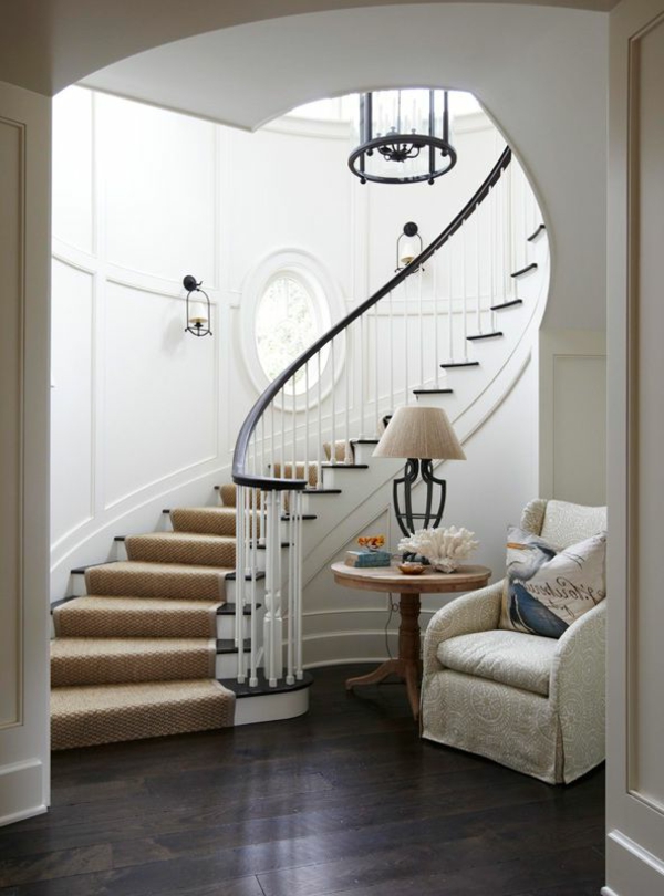 tapis-sisal-escalier-élégant-un-fauteuil-vintage
