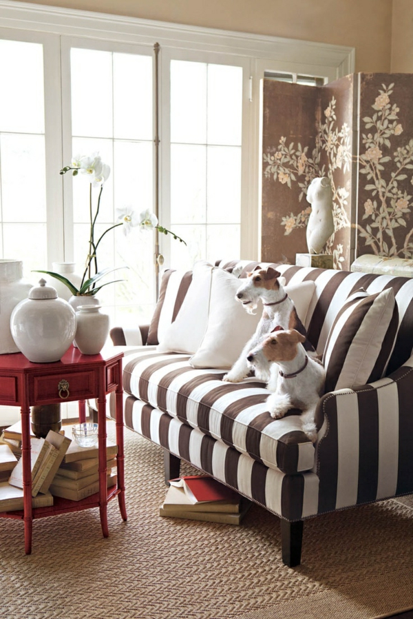 tapis-sisal-sofa-rayé-et-table-rouge-originale