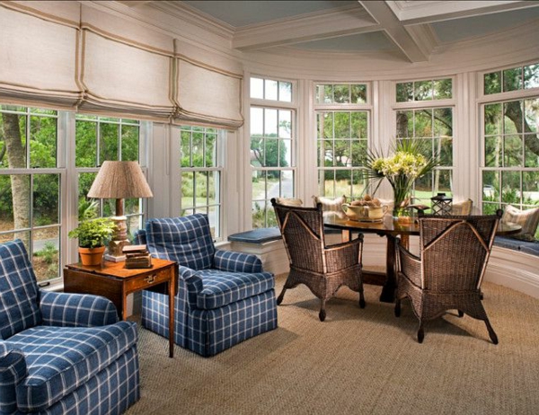 tapis-sisal-une-grande-salle-lumineuse-fauteuils-bleus