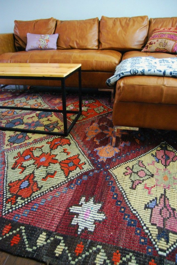 tapis-sofa-beige-en-angle-table