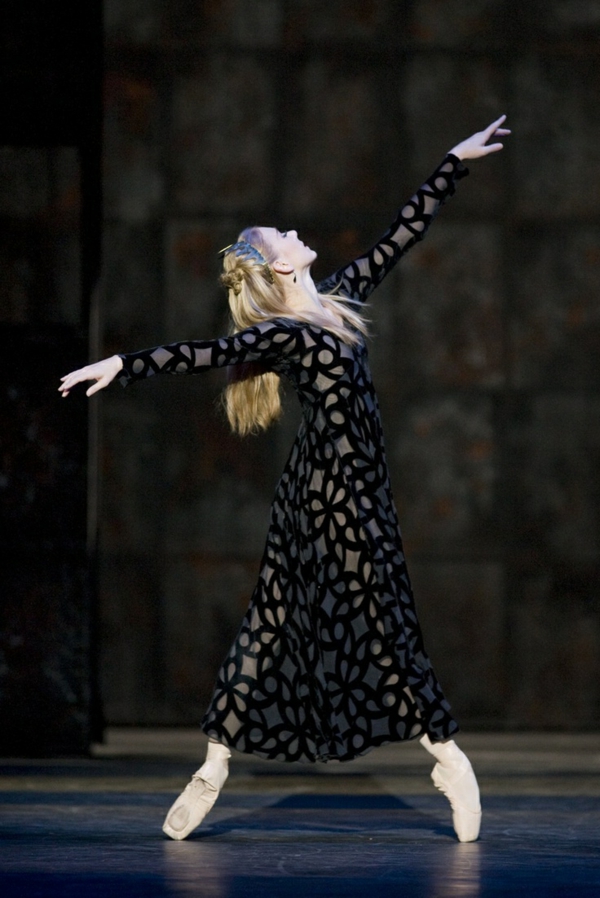 tenue-de-danse-moderne-danseuse-contemporaine