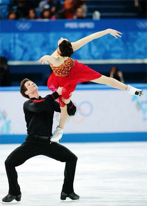 tenue-de-patinage-artistique-en-rouge-et-noir