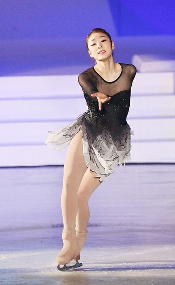 tenue-de-patinage-artistique-robe-avec-partie-supérieure-transparente