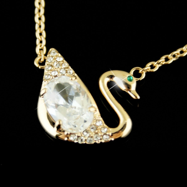 une-accessoire-de-swarovski-symbole-dorée-cristaux