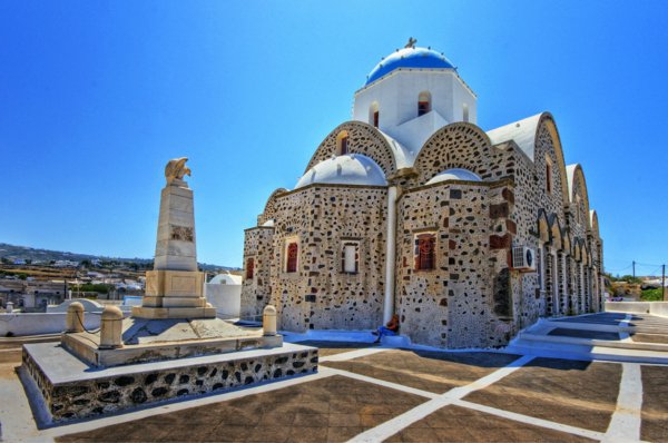 une-eglise-Ile-de-Santorin-paysage-joli-grece