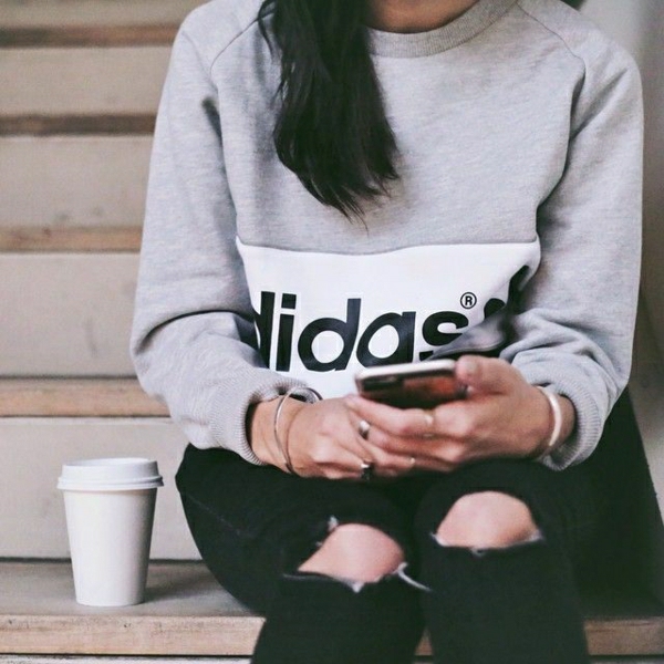 0-sweatshirt-gris-adidas-femme-jean-troué-noir-mode-tendance