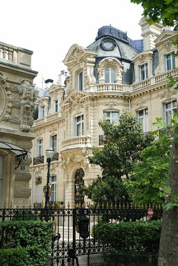1-architecture-de-style-classique-façade-balcon-fenetres-batiment-a-paris