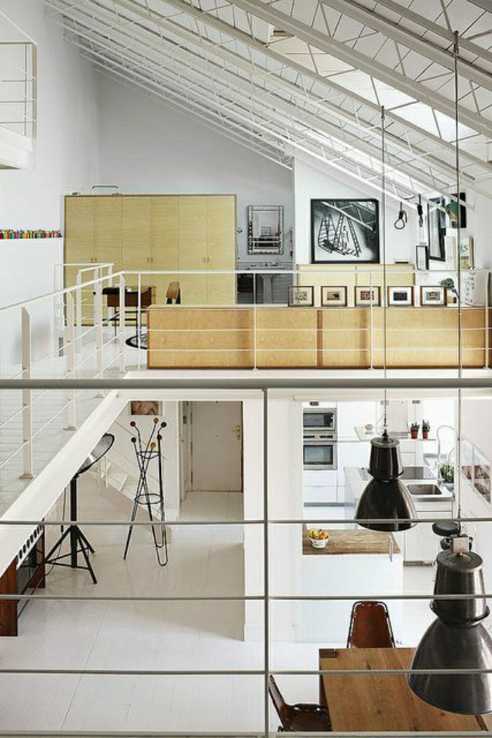 1-ateliers-et-lofts-plafond-haut-intérieur-blanc-plafond-en-verre-mansardé-chambre-pleine-de-lumière