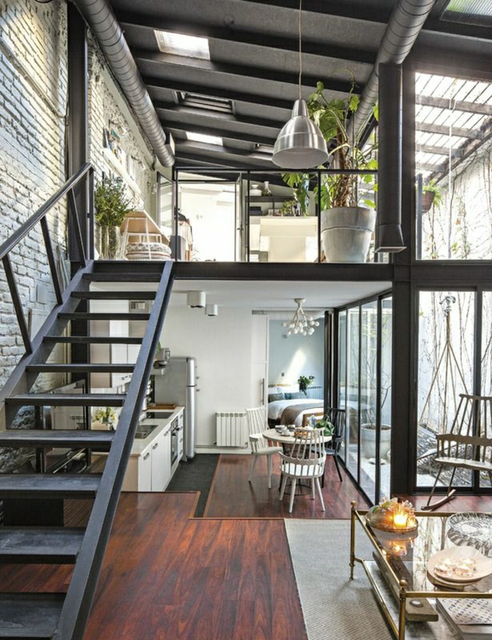 1-ateliers-et-lofts-plafond-haut-intérieur-moderne-sol-en-parquet-foncé-plante-verte
