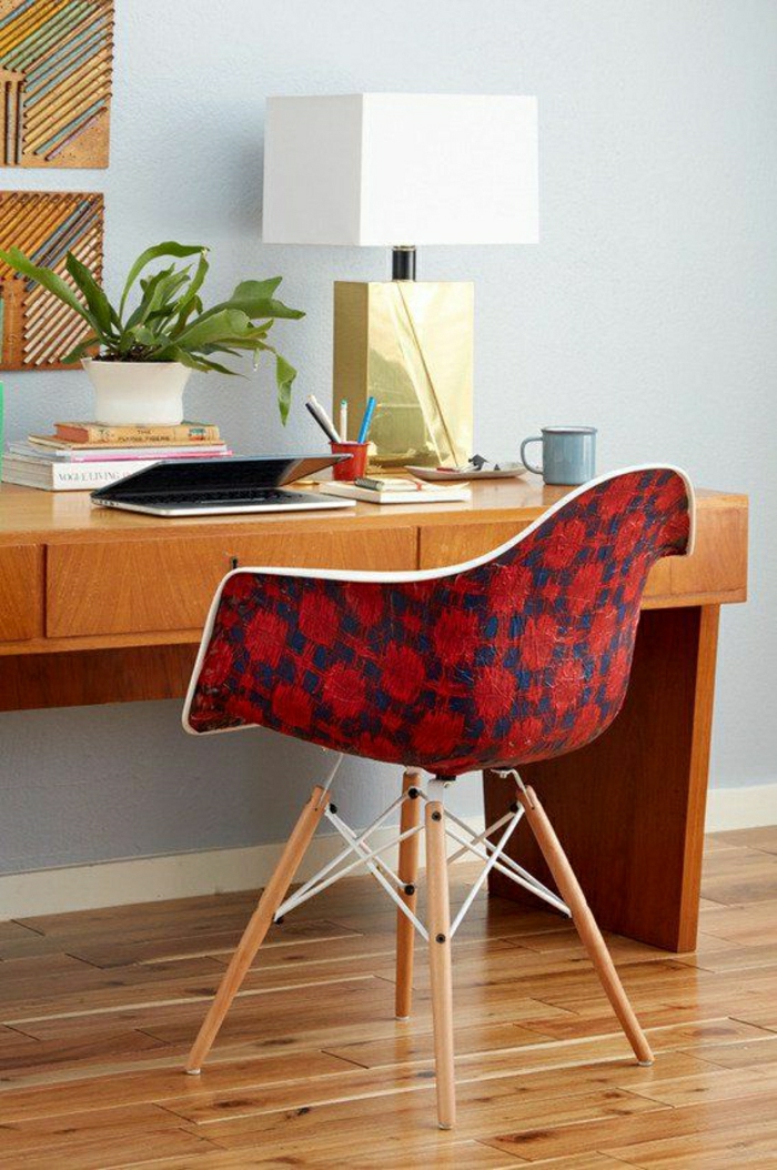 1-chaise-plastique-colorée-rouge-blanc-bureau-de-travail-confortable-sol-en-parquet-plantes-vertes