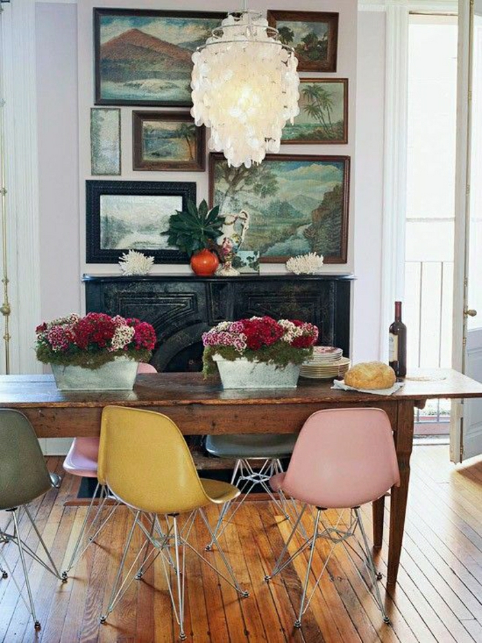 1-chaises-plastiques-colorées-cuisine-salle-de-séjour-deco-coloré-peintures