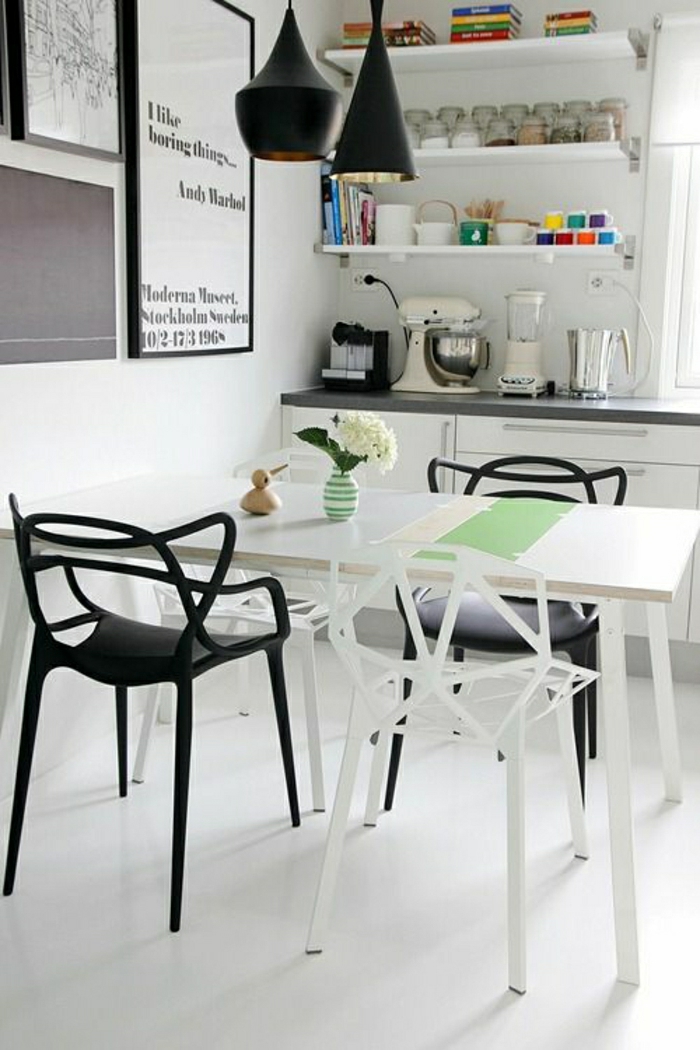 1-chaises-plastiques-cuisine-salle-de-séjour-deco-blanc-moderne-peintures