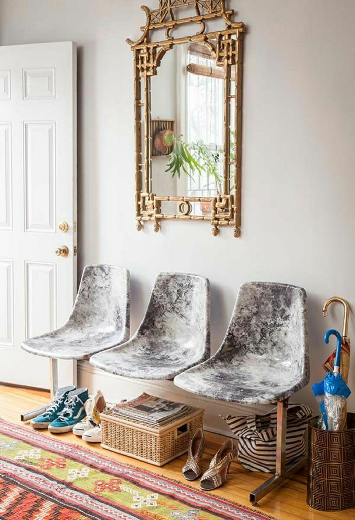 1-chaises-plastiques-dans-l-entrée-tapis-coloré-sol-en-parquet-mur-blanc-miroir