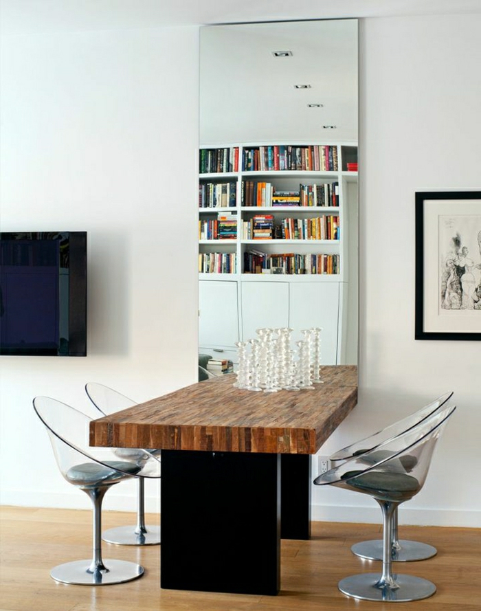 1-chaises-transparentes-en-verre-table-en-bois-miroir-décoratif-pour-le-mur