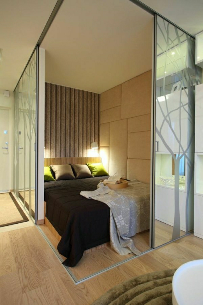 1-chambre-a-coucher-avec-porte-en-verre-coulissante-parquetmur-moderne
