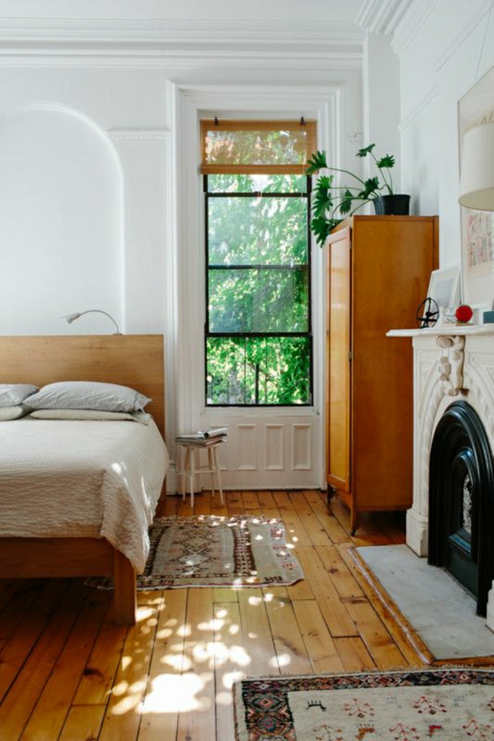 1-chambre-a-coucher-mansardé-sol-parquet-cheminéе-meuble-en-bois-fenetre