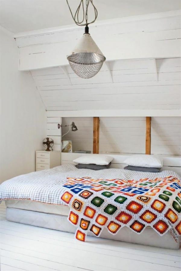 1-chambre-ambiance-cocooning-sol-en-parquet-blanc-couverture-de-lit-colorée-coussins
