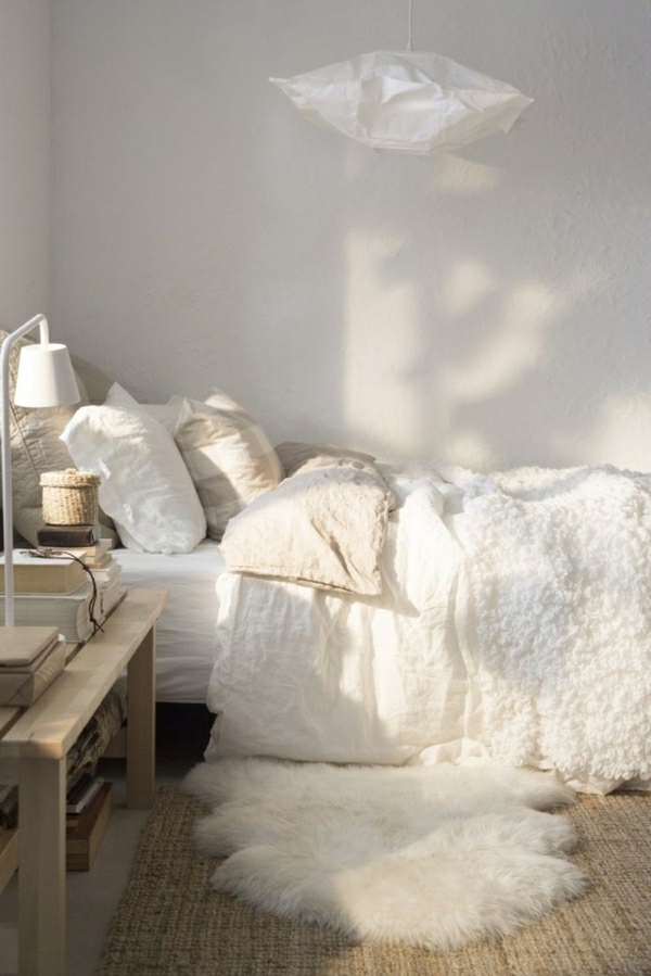 1-chambre-cocooning-idée-déco-chambre-à-coucher-lit-couverture-de-lit-beige-coussins-blancs