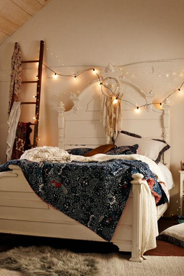 1-chambre-cocooning-idée-déco-chambre-à-coucher-lit-couverture-de-lit-colorée-lit-en-bois-blanc