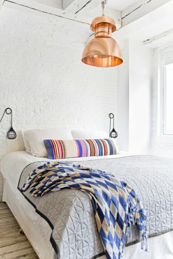 1-chambre-cocooning-idée-déco-chambre-à-coucher-lit-couverture-de-lit-couverture-de-lit-grise-lampe-de-chevet