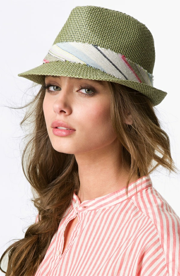 1-chapeau-paille-vert-chemise-femme-élégant-rose-blanc