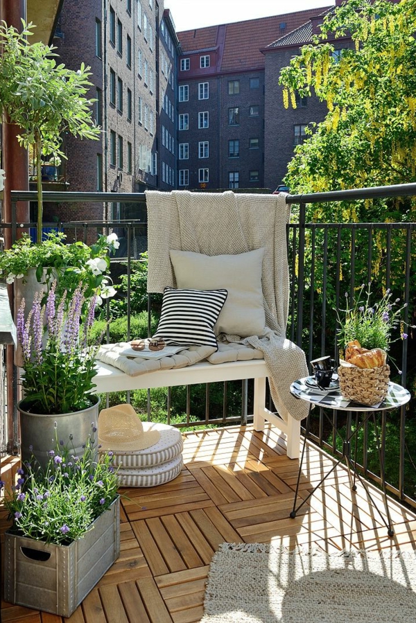 1-coin-de-jardin-balcon-terrasse-magnifique-fleurs-canapé-petite-table-en-fer