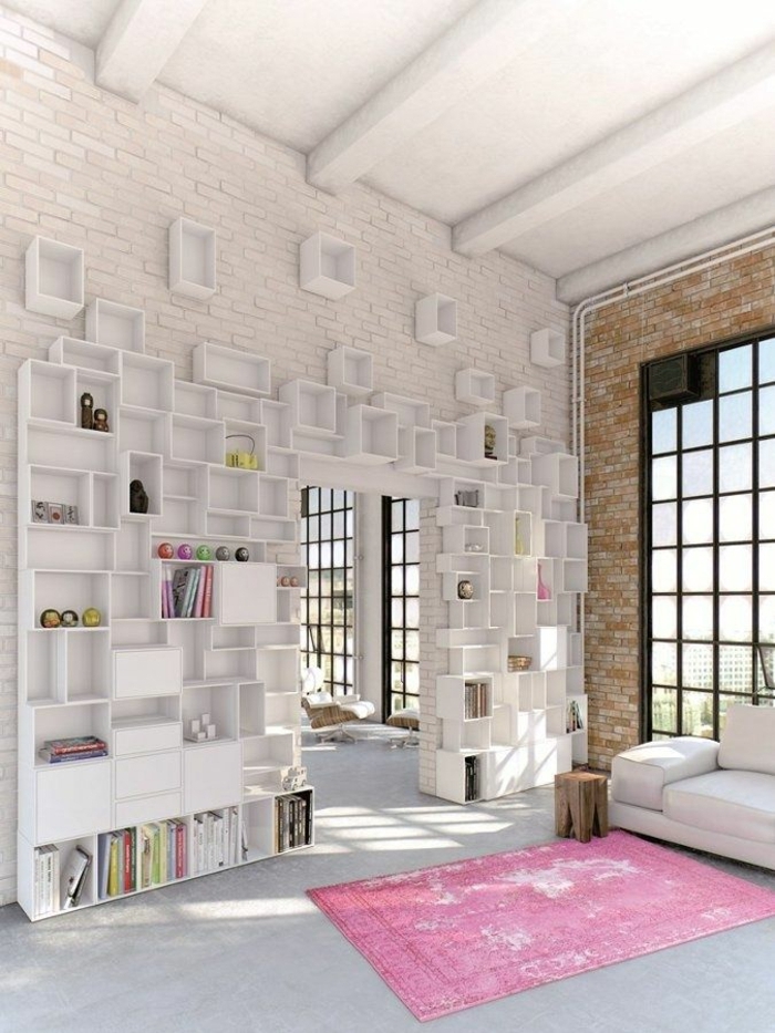 1-cube-de-rangement-en-bois-idée-livres-etageres-cubes-blanches-salon-vaste-plafond-haut