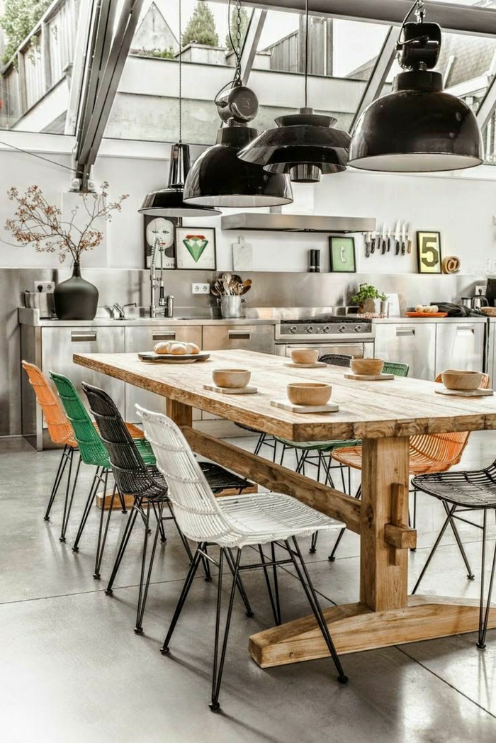1-cuisine-loft-atelier-table-en-bois-massif-idée-originale-aménagement-saol-gris