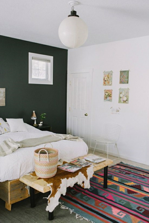 1-deco-cocooning-chambre-a-coucher-tapis-coloré-murs-blanc-gris-idée-porte-blanche