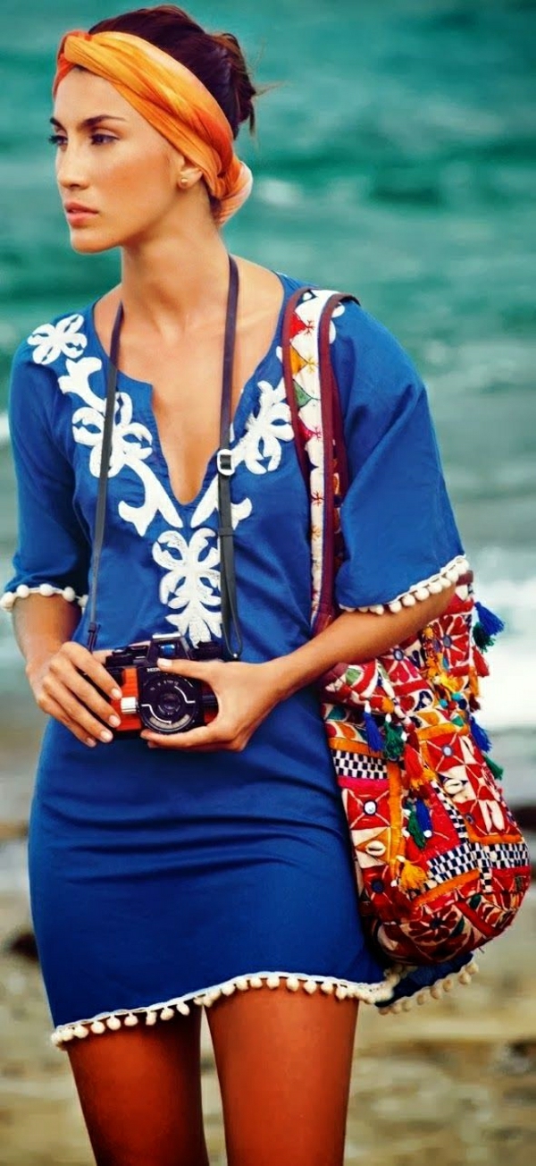 1-femme-robe-de-plage-sac-de-plage-coloré-camera
