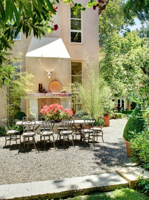 1-galets-décoratifs-jardin-table-chaises-fer-forgé-fleurs