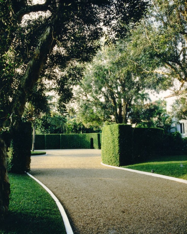 1-gravier-pour-alée-jardin-vert