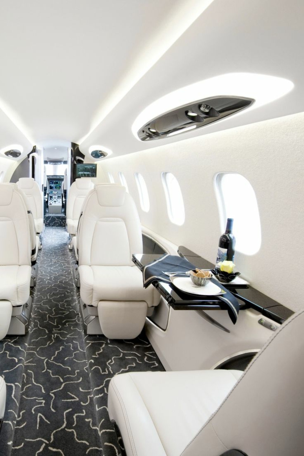 1-intérieur-jet-privé-avion-privé-canapés-en-cuir-blanc