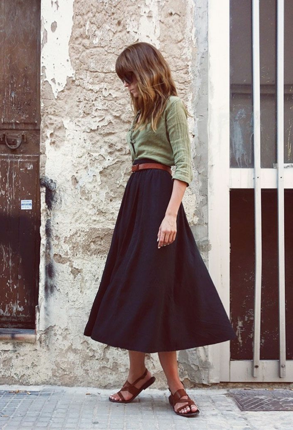 1-jupe-trapèze-noire-femme-mode-sandales-en-cuir-marron-marcher-rue