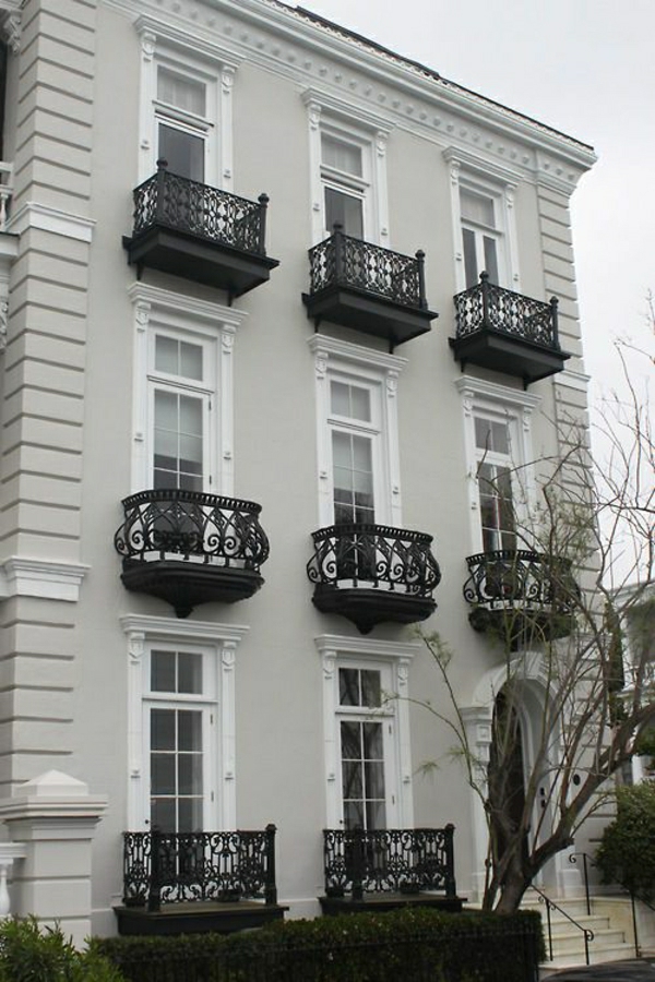 1-maison-avec-une-architecture-ancienne-arbre-maison-gris-extérieur-façade