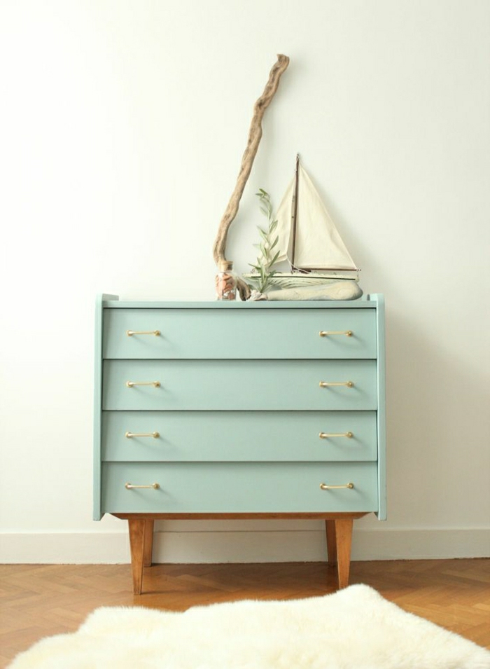 1-meuble-d-appoint-commode-en-bois-coloré-bleu-ciel-décoration-sol-parquet