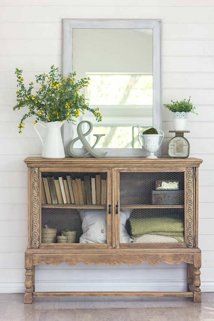 1-meuble-en-bois-fleurs-livres-aménagement-idée-originale-sol-en-parquet-miroir