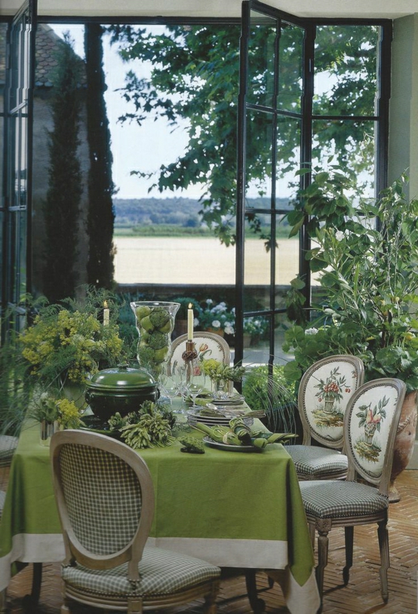 1-nappe-de-table-vert-set-de-table-sol-carrelage-chaises-pour-la-table-salle-de-séjour