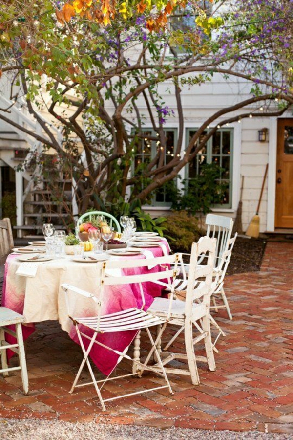 1-nappe-de-table-élégante-blanc-rose-table-de-jardin-chaises-en-fer-blanc