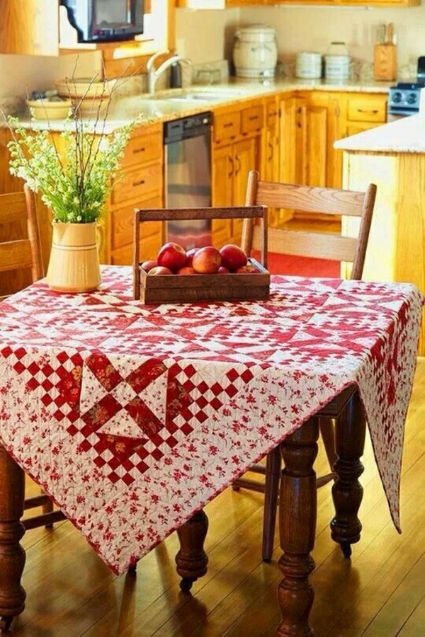1-nappe-rouge-blanche-salle-de-séjour-de-style-rstique-fleurs-de-table