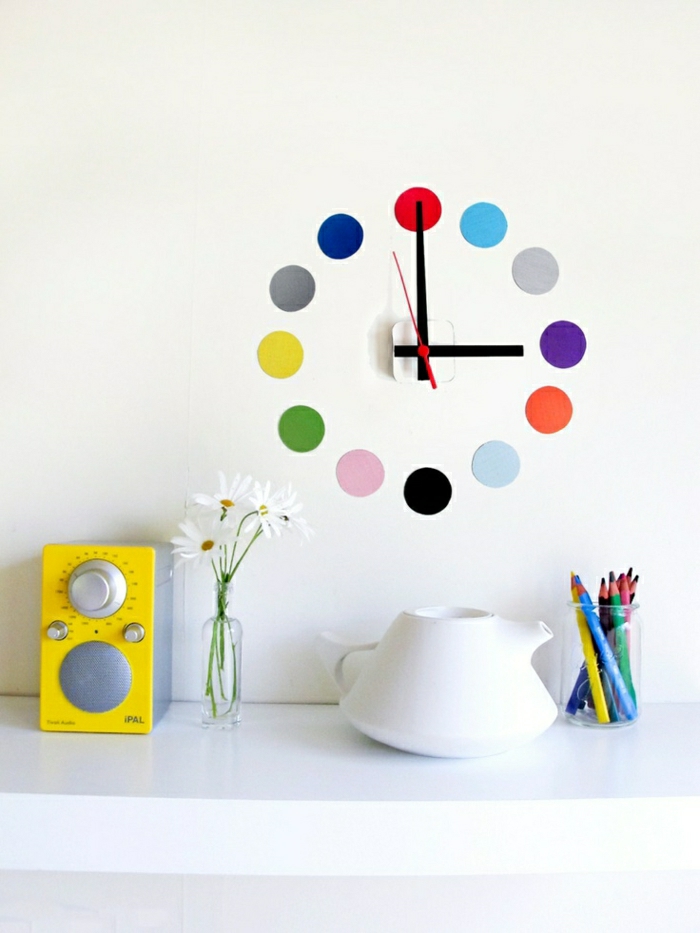 1-pendule-murale-coloré-mur-blanc-fleurs-idée-horloge-design-murale